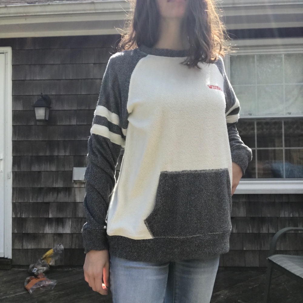 Wisconsin Pullover - Picture 2 of 5